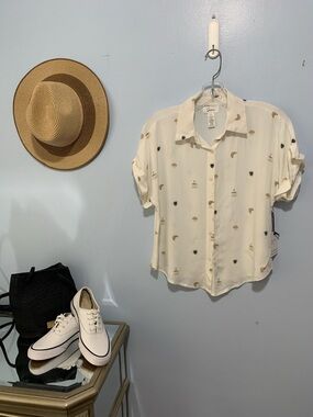 Japna NWT cream coloured button down blouse with coffee, croissants, and muffins
